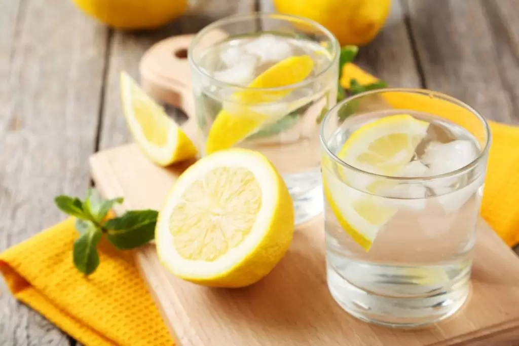 Bere acqua e limone